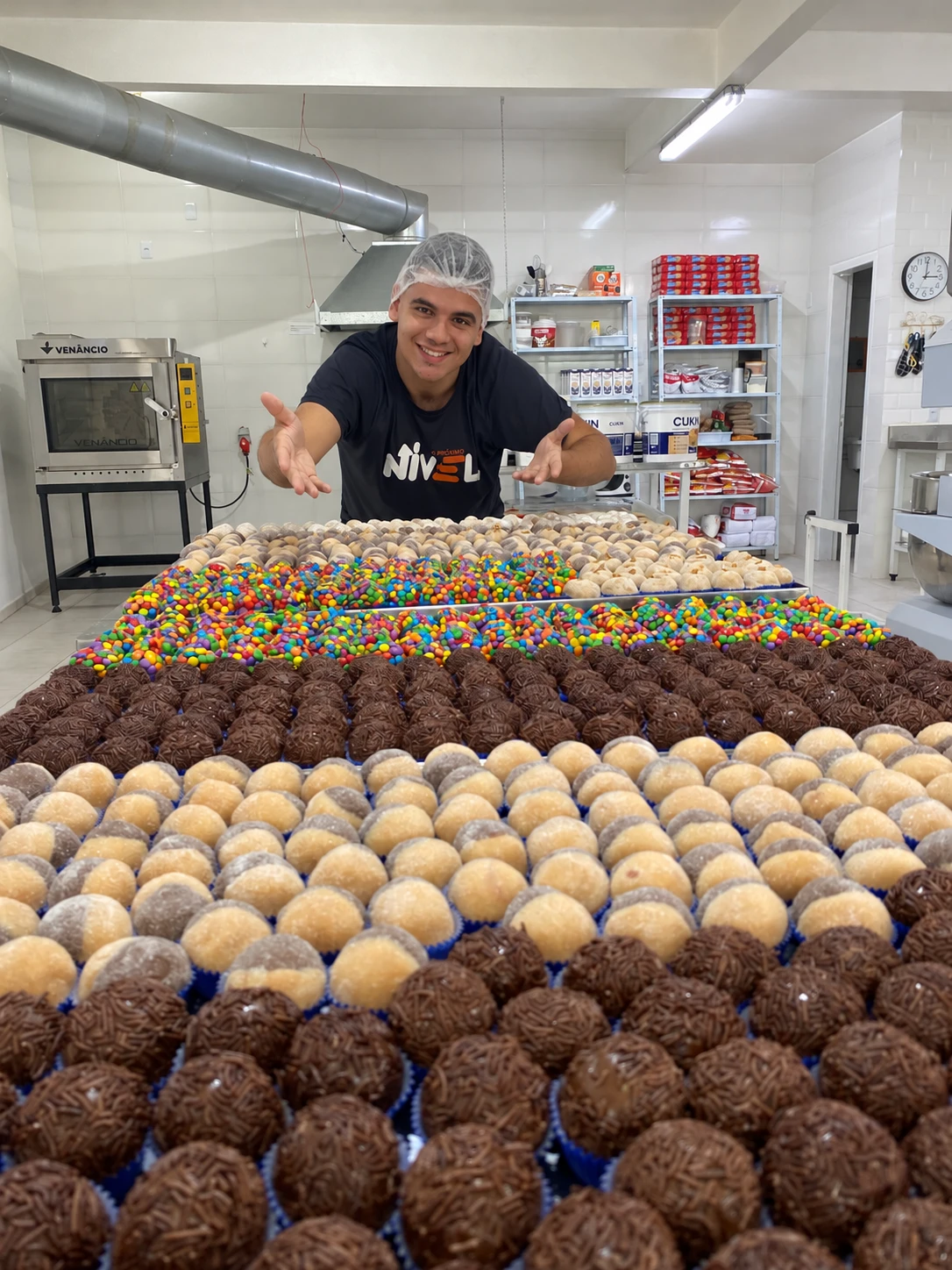 Jonathan Baccaro com uma mesa farta de brigadeiros